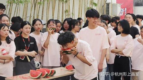 在画室吃瓜,一场别开生面的艺术盛宴