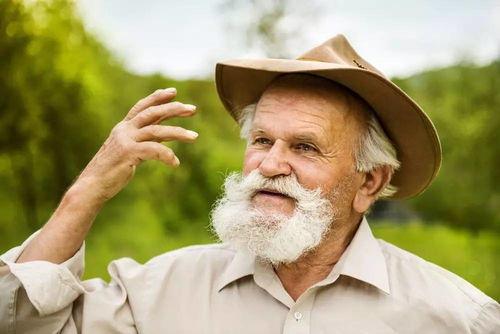 老人惬意吃瓜瞬间