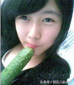 认真吃瓜美少女