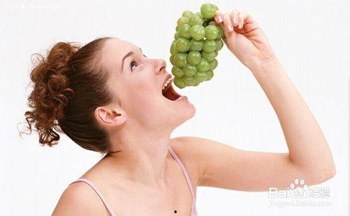 外国女孩吃酸瓜,外国女孩的独特酸瓜体验