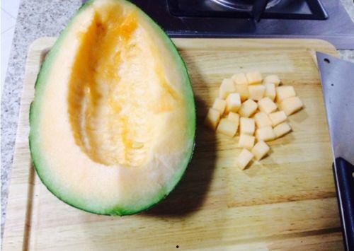 吃女朋友哈密瓜,与女友共品哈密瓜的浪漫时光