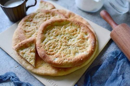 男子淡定吃饼吃瓜